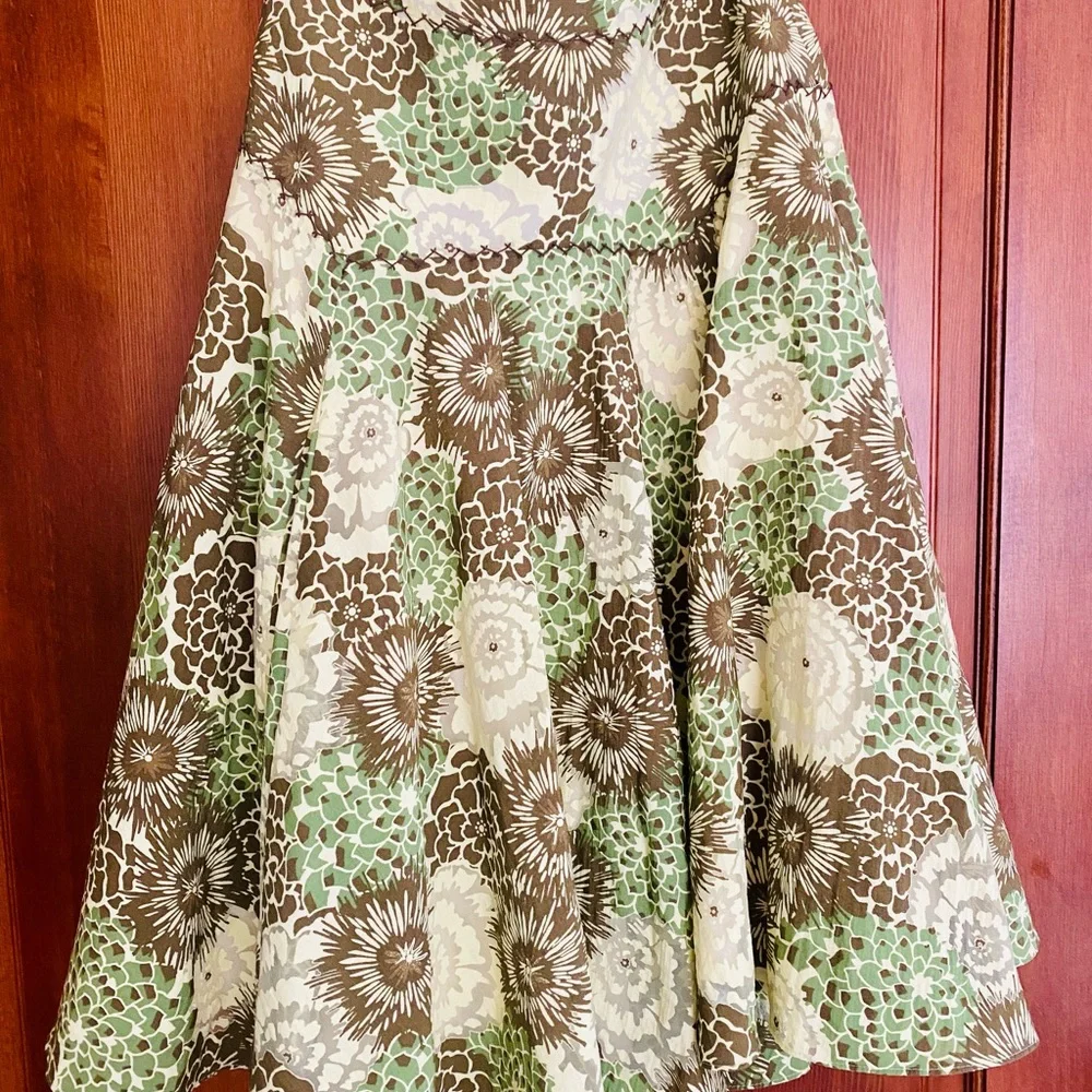Antonio Melani beautiful mid length skirt, size 4